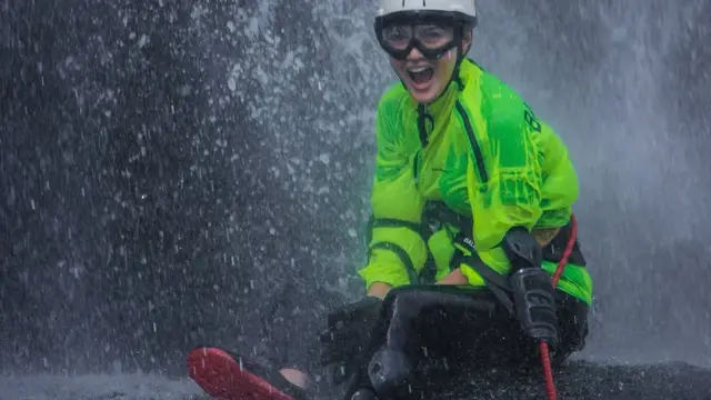 Bareng Ibnu Jamil, Ini 7 Momen Ririn Ekawati Lakukan Olahraga Ekstrem di Air Terjun