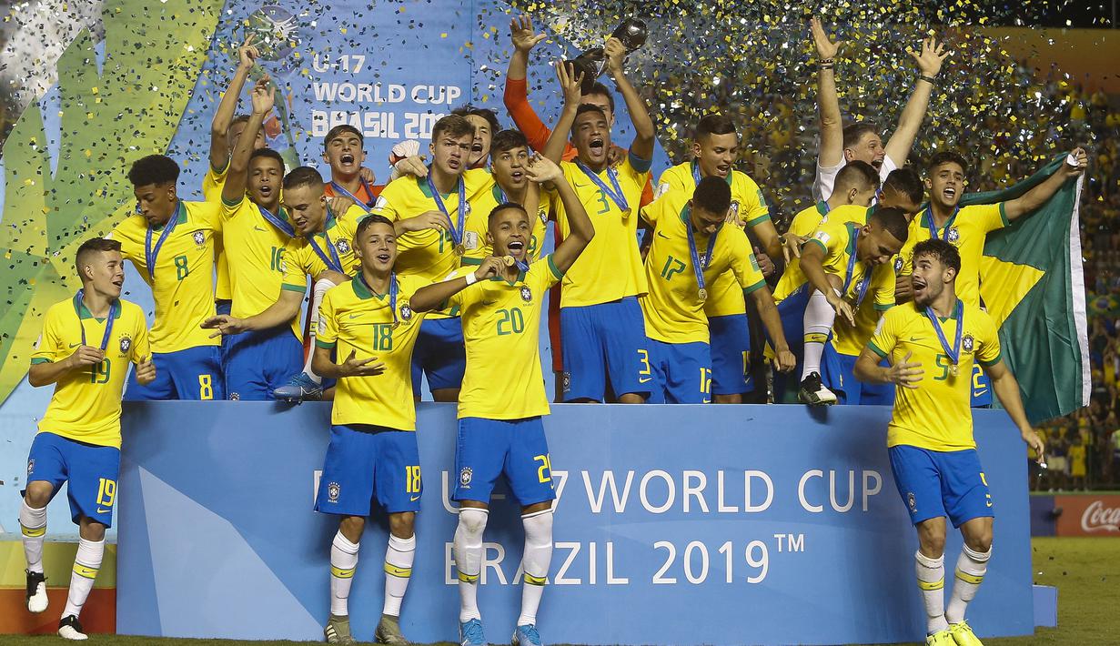 Selebrasi para pemain Brasil dengan medali dan trofi juara setelah mengalahkan Meksiko pada laga final Piala Dunia U-17 2019 di Bezerrao Stadium, Gama, Brasilia, Brazil (17/11/2019). Brasil total menjuarai Piala Dunia U-17 sebanyak 4 kali dari 6 laga final yang dijalani. Keempat gelar tersebut diraih pada edisi 1997, 1999, 2003 dan 2019. Kegagalan Brasil di partai final terjadi pada 1995 dan 2005. (AFP/Miguel Schincariol)