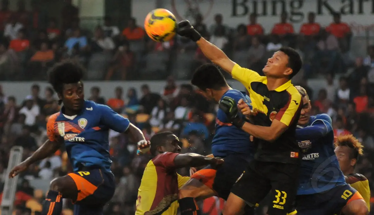 Penjaga gawang Sriwijaya FC, Dian Agus meninju bola saat berlaga melawan Arema Cronus di Trofeo Persija yang digelar di Stadion GBK Jakarta, (11/1/2015). (Liputan6.com/Helmi Fithriansyah)