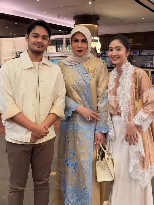 Febby Rastanty mengenakan outer coklat dihiasi lace putih di bagian depan dan lengan dipadukan inner dengan motif yang sama dan rok panjang putih. [@marinizumarnisreal]