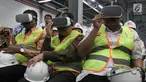 Presiden Direktur Smartfren Merza Fachys (tengah) dan Dirjen SDPPI Kemkominfo Ismail (kanan) mencoba teknologi 5G saat uji coba 5G di Marundra Refinery PT Smart, Jakarta, Senin (19/8/2019). Kemenkominfo, Smartfren dan ZTE menerapkan teknologi 5G bagi industri manufaktur. (Liputan6.com/HO/Agus)