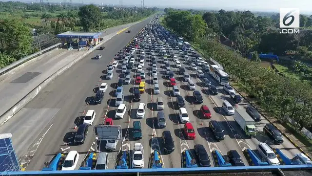 Kendaraan yang akan menuju kawasan Puncak semakin ramai, dari udara terlihat kemacetan mencapai 15 KM.