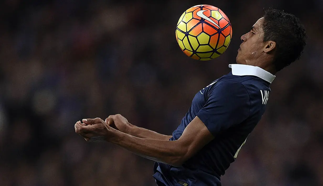 Bek Real Madrid, Raphael Varane, dianggap sebagai simbol generasi emas Prancis, dirinya sudah terbiasa bermain dalam laga besar dan memiliki talenta yang lengkap sebagai pemain bertahan. (AFP/Franck Fife) 