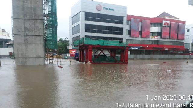 Banjir di wilayah Kelapa Gading Rabu (1/1/2020) ( foto: Twitter TMC Polda Metro Jaya )