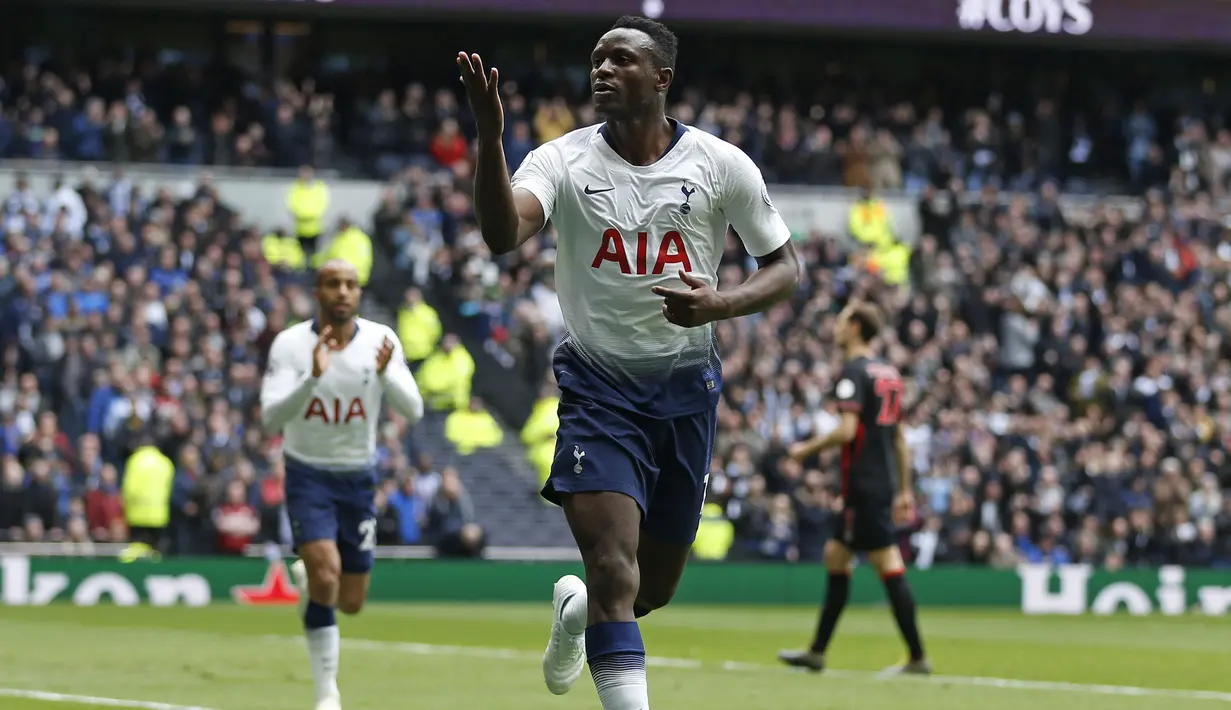 Selebrasi gelandang Tottenham Hotspur, Victor Wanyama setelah mencetak gol ke gawang Huddersfield Town pada laga Liga Inggris 2018/2019 di Tottenham Hotspur Stadium, London, (13/4/2019). Victor Wanyama didatangkan Southampton pada awal musim 2013/2014 dari Glasgow Celtic. Setelah 3 musim dan tampil dalam 97 laga di semua ajang dengan torehan 4 gol dan 2 assist, ia dilepas ke Tottenham Hotspur dengan nilai transfer 14,4 juta euro pada awal musim 2016/2017 dan bertahan hingga akhir musim 2019/2020. (AFP/Ian Kington)