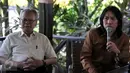 Erry Riyana dan Abdee Negara (kanan) yang tergabung dalam Koalisi Masyarakat Bersihkan DPR  memberi keterangan pers di Jakarta, Jumat (4/12). Koalisi itu mendukung diusutnya kasus "Papa Minta Saham" yang dilakukan Setya Novanto. (Liputan6.com/Johan Tallo)