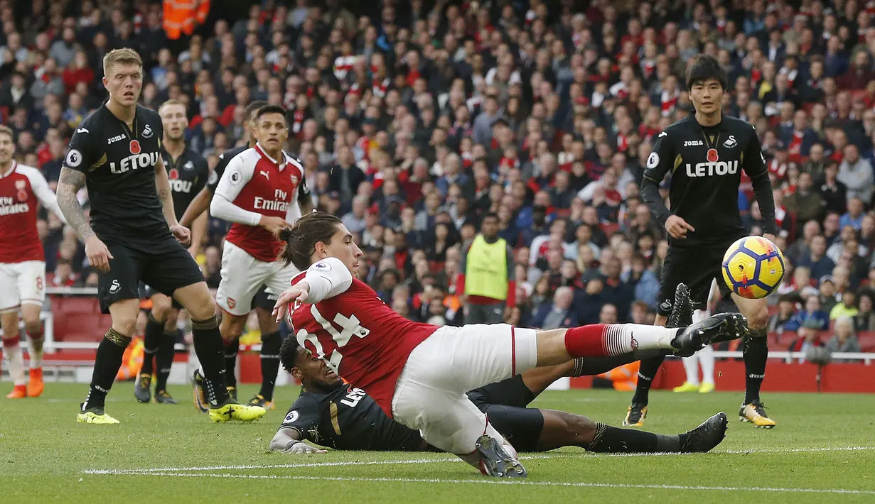 Bek Arsenal, Hector Bellerin, melepaskan tendangan saat pertandingan melawan Swansea City pada laga Premier League di Stadion Emirates, Sabtu (28/10/2017). Arsenal menang 2-1 atas Swansea City. (AP/Frank Augstein)