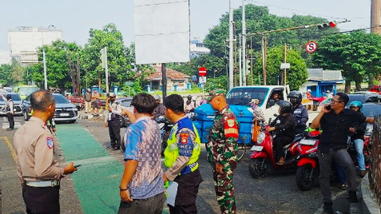 Kecelakaan beruntun yang melibatkan satu unit mobil truk wing boks dan lima sepeda motor terjadi di depan Universitas Islam 45 (UNISMA) Bekasi, Jalan Cut Mutia, Margahayu, Kota Bekasi. (Istimewa)