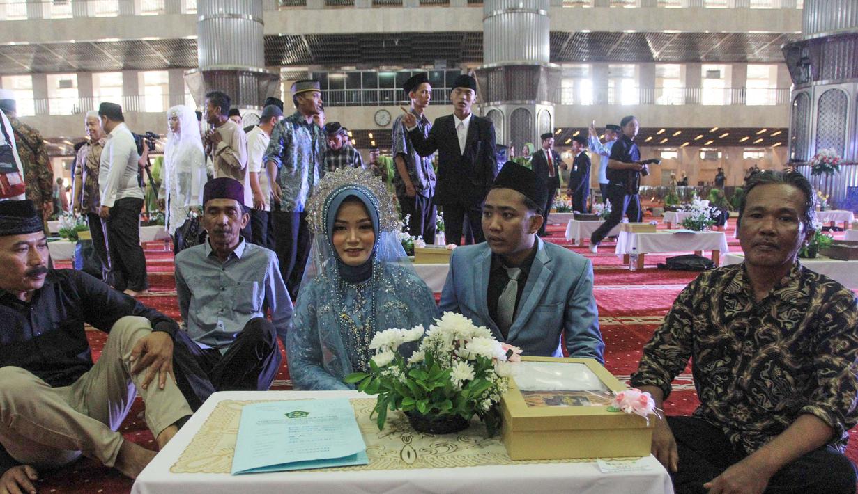 Salah satu pasangan pengantin usai mengikuti Isbat nikah massal 2025 di Mesjid Istiqlal, Jakarta, Rabu (3/12/2025). (merdeka.com/Arie Basuki)