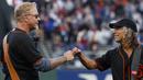 James Hetfield dan Kirk Hammett merayakan keberhasilannya tampil saat membuka laga MLB antara San Francisco Giants melawan Chicago Cubs di AT&T Park, an Francisco, (7/8/2017). San Francisco kalah 3-5 dari Cubs. (Jason O. Watson/Getty Images/AFP)