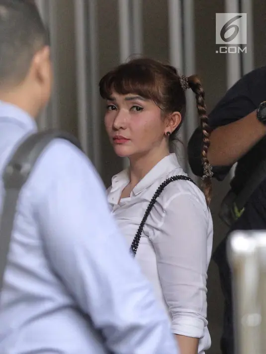 Ekspresi Roro Fitria saat tiba di PN Jakarta Selatan, Kamis (28/6). Dengan rambut dikepang ke samping, Roro menghadiri sidang dengan mengenakan kemeja putih dan celana bahan hitam. dengan agenda pembacaan dakwaan. (Liputan6.com/Faizal Fanani)