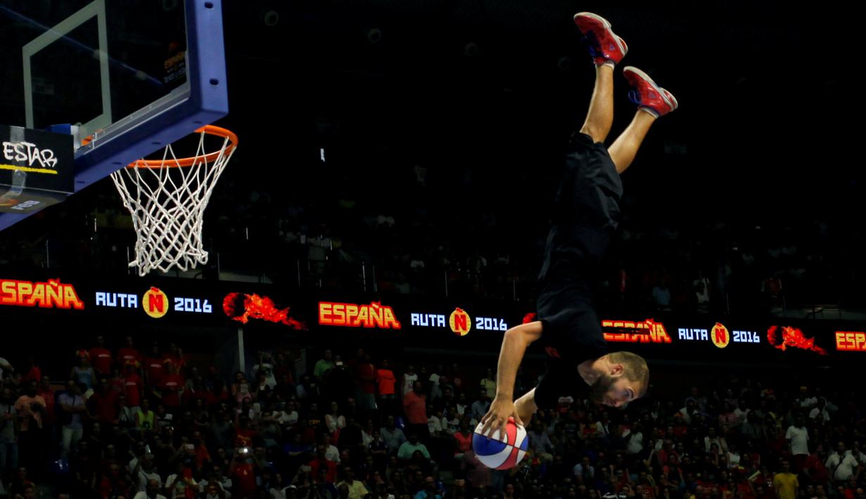 Anggota Crazy Dunkers beraksi saat jeda laga persahabatan antara Spanyol dan Lithuania sebagai persiapan jelang Olimpiade Rio 2016 di Malaga, Spanyol, (21/7/2016). (Reuters/Jon Nazca)