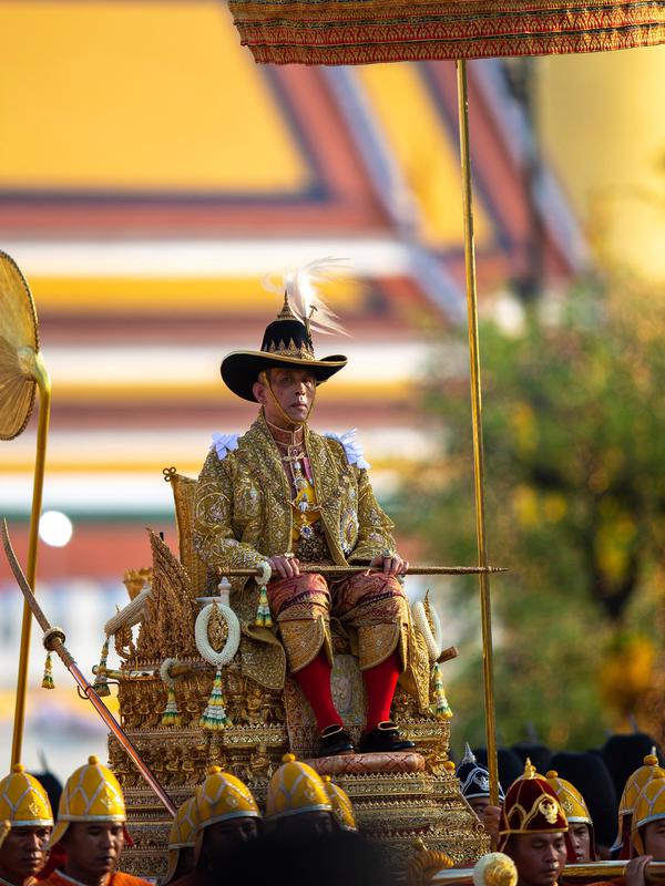 Raja Thailand Maha Vajiralongkorn diarak menggunakan tandu keliling Kota Bangkok, Thailand, Minggu (5/5/2019). Raja Vajiralongkorn yang bergelar Rama X dari Dinasti Chakri mengenakan jubah berhiaskan berlian. (AP Photo/Wason Wanichorn)