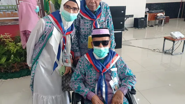 Seorang tukang salon di Kendari, meskipun kaki diamputasi tetap semangat naik haji setelah menabung sejak 2012.(Liputan6.com/Ahmad Akbar Fua)