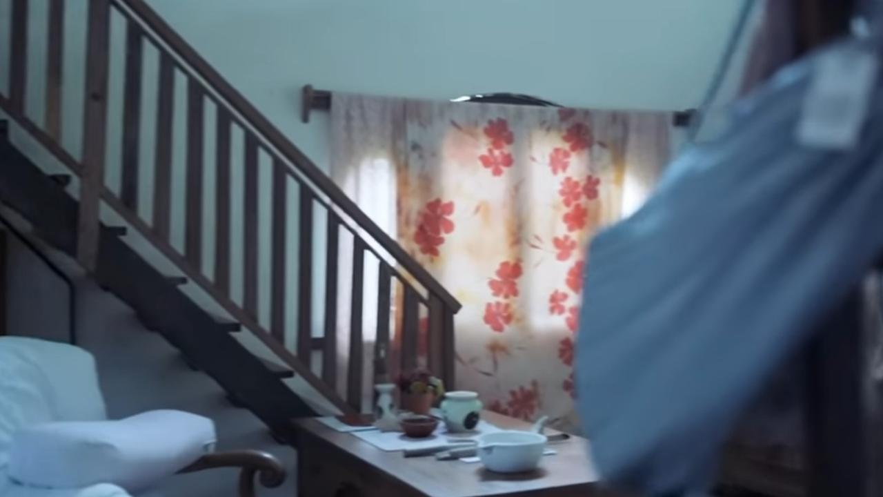 5 Potret Kamar Desa Maya Ibu Luna Maya, Sederhana & Tak Biasa Ada Tangga Menuju Lantai Atas - Kasur Pakai Kelambu