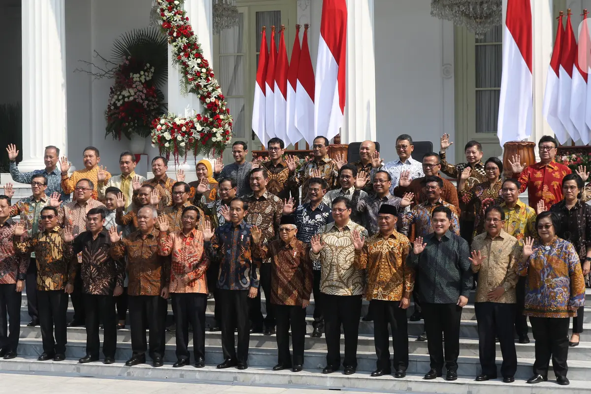 Sambil Lesehan, Jokowi Kenalkan Menteri Kabinet Indonesia Maju