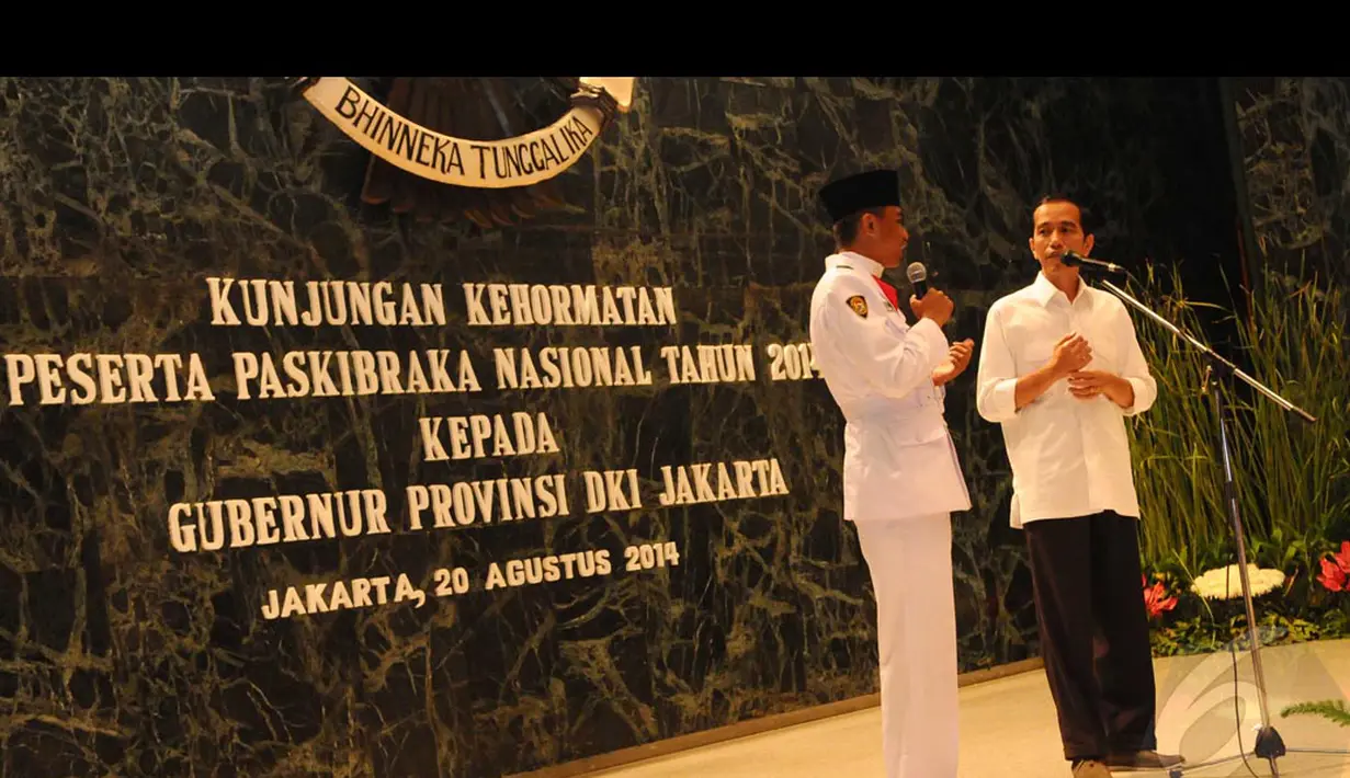 Jokowi menyempatkan diri untuk berdialog dengan salah satu dari anggota Paskibraka di Balai Kota, Jakarta, Rabu (20/8/2014) (Liputan6.com/Andrian M Tunay)