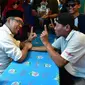 Calon Gubernur Jawa Barat Ridwan Kamil saat menerima tantangan adu panco dari warga maupun pedagang Pasar Tradisional Kadipaten Kabupaten Majalengka. Foto (Liputan6.com / Panji Prayitno)