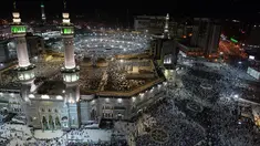 Ribuan jemaah melakukan tawaf, salat dan doa di Masjidil Haram, kota suci Makkah, Arab Saudi pada Rabu (7/8/2019). Umat muslim dari penjuru dunia sudah berada di Makkah untuk melaksanakan rangkaian ibadah haji yang segera mencapai puncak Wukuf di Arafah. (Photo by FETHI BELAID / AFP)