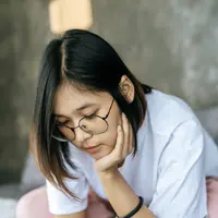 Kita perlu untuk melakukan rutinitas sore tanpa screen time untuk menenangkan pikiran setelah bekerja. (Foto/dok: Freepik/jcomp)