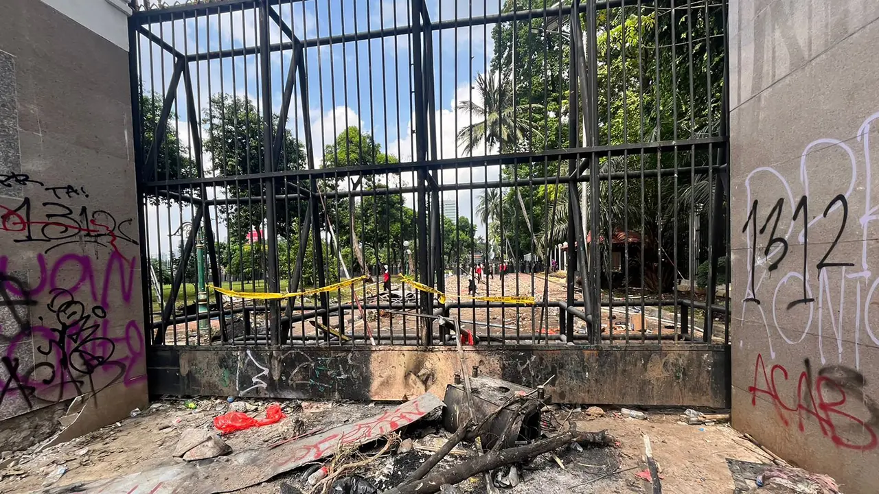 Sejumlah Halte dan Pagar Gedung DPR Rusak Imbas Aksi Massa