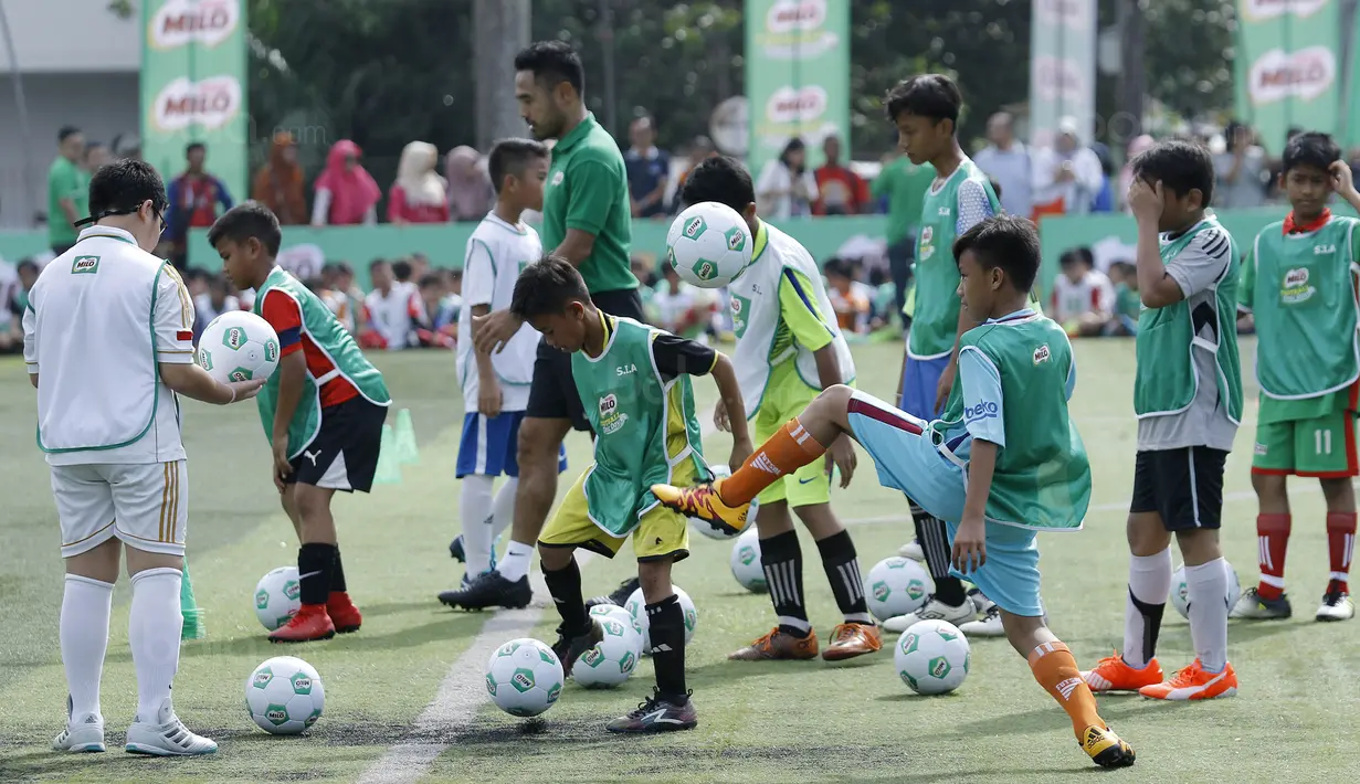 Sejumlah anak mengikuti pelatihan sepak bola bertajuk MILO Football Clinic Day di Lapangan Simprug, Jakarta, Sabtu (16/12/2017). Sebanyak 500 anak mendapatkan pelatihan dasar teknik sepak bola dari pelatih berpengalaman. (Bola.com/M Iqbal Ichsan)