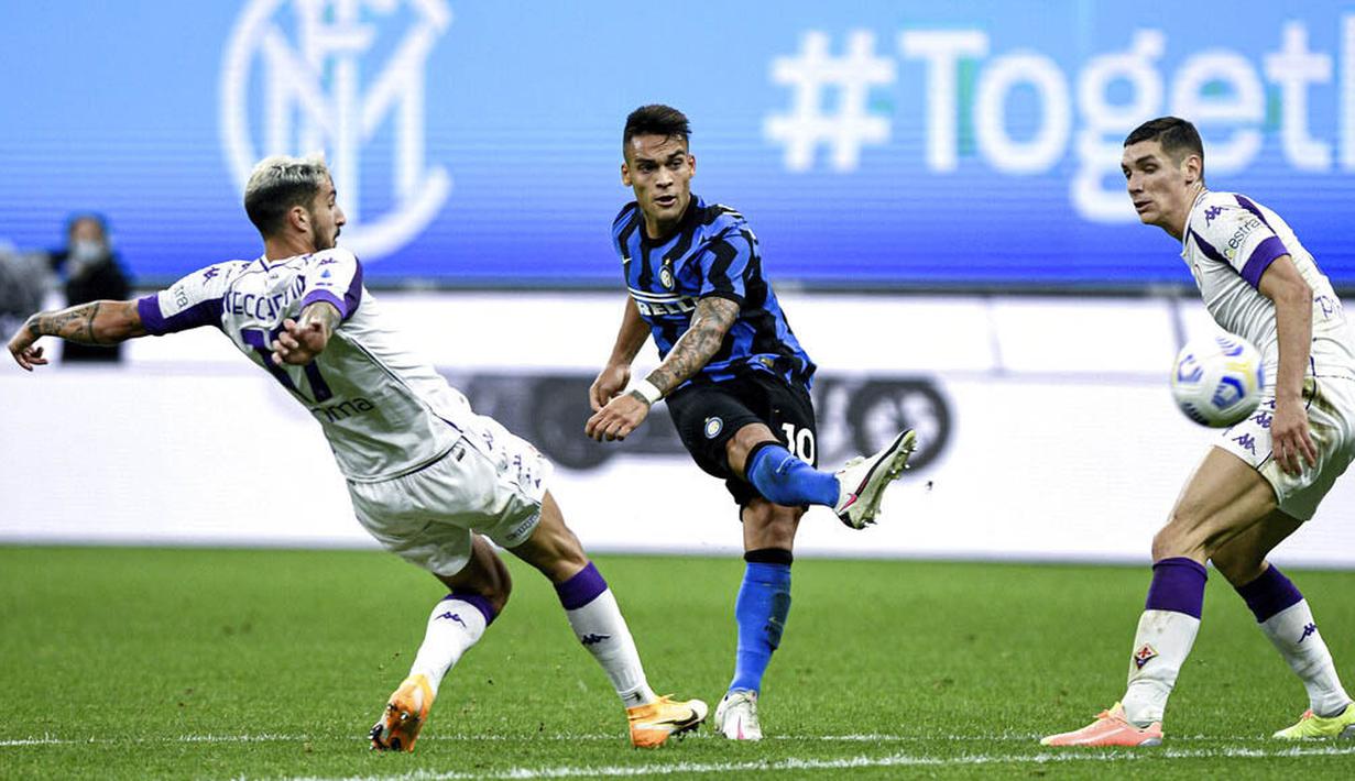 Striker Inter Milan, Lautaro Martinez, mencetak gol ke gawang Fiorentina pada laga Seria A di Stadion Giuseppe Meazza, Minggu (27/9/2020). Inter Milan menang dengan skor 4-3. (Piero Cruciatti/LaPresse via AP)