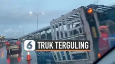 Truk pembawa puluhan galon air mineral terguling di jalan tol Jagorawi Selasa (14/1) pagi. Kecelakaan ini sempat memacetkan arus lalu lintas menuju cawang.