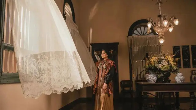 7 Tampilan Paripurna Kahiyang Ayu dengan Busana Mewah di Pemotretan Terbaru