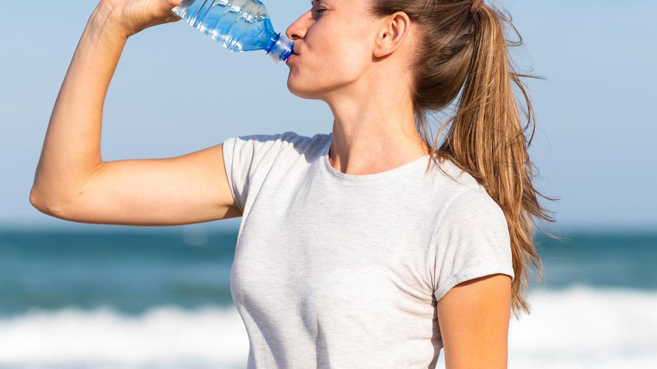 ilustrasi orang minum air