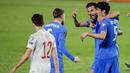 Para pemain Yunani merayakan hasil imbang 1-1 melawan Spanyol usai berakhirnya laga Kualifikasi Piala Dunia 2022 Zona Eropa Grup B di Los Carmenes Stadium, Granada, Kamis (25/3/2021). (AP/Fermin Rodriguez)