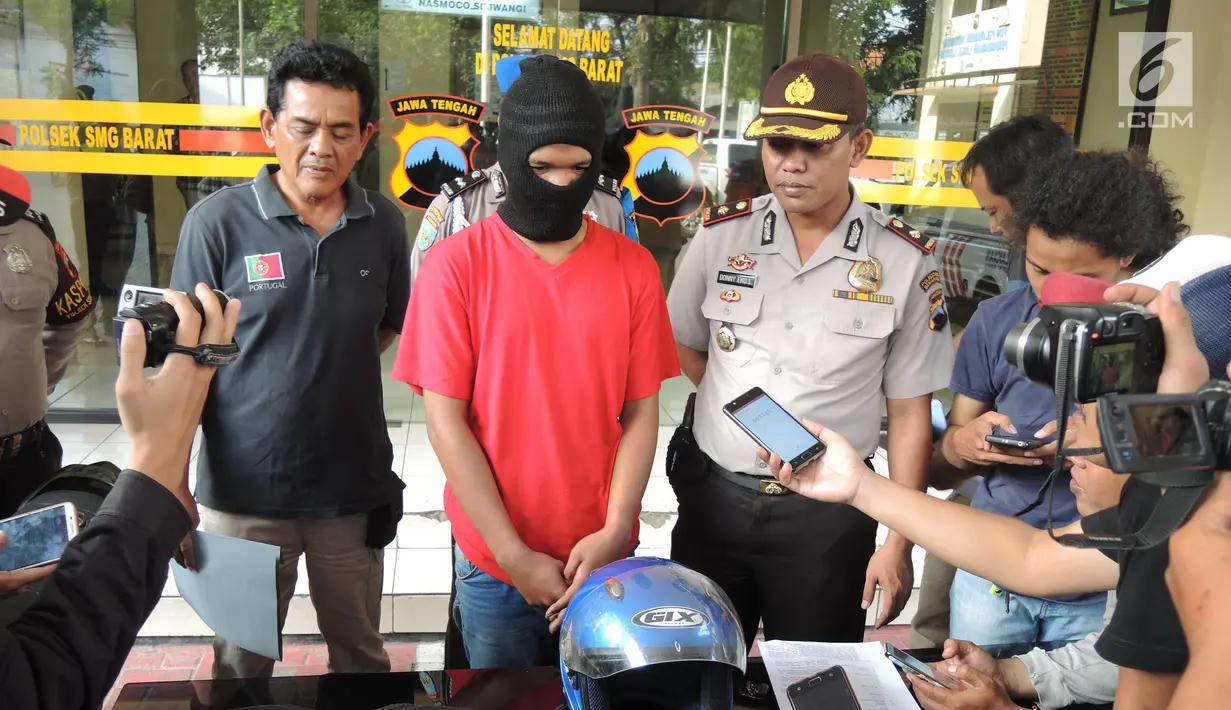 Kompol Dony Eko Listyanto (kanan) memberikan keterangan kepada awak media saat rilis kasus pembunuhan PSK Ayu Sinar Agustin alias Ninin (23) di Mapolsek Semarang Barat, Sabtu (15/9). (Liputan6.com/Gholib)