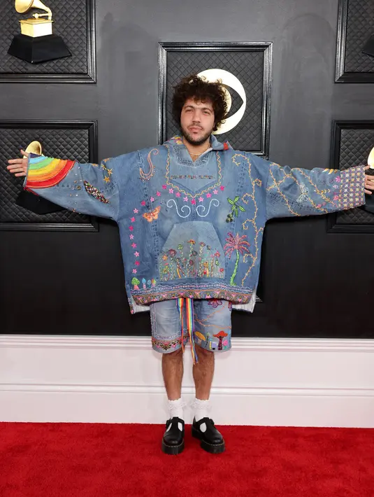 6 Potret Nyentrik Benny Blanco, Pacar Terbaru Selena Gomez yang Juga