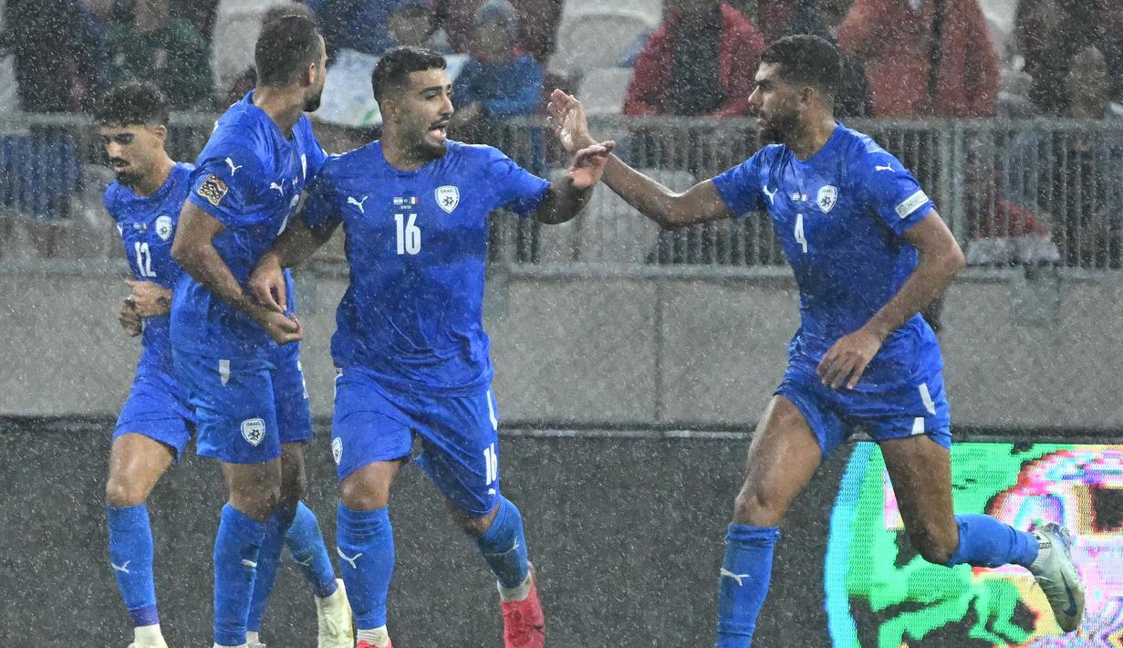 Jelang akhir pertandingan, Israel berhasil memperkecil kekalahan lewat gol Mohammed Abu Fani pada menit ke-90. (Attila KISBENEDEK/AFP)