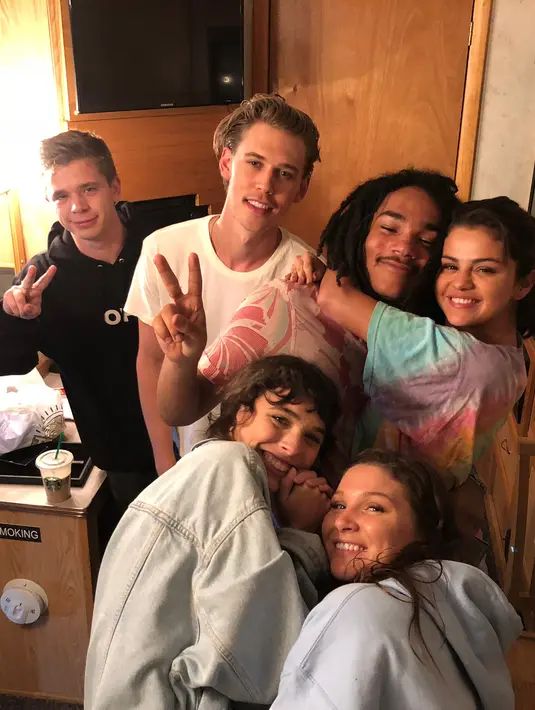 Terlihat Selena menghabiskanw waktu dengan Austin Butler, Connar Franklin, Caroline Franklin, Caleb Stevens, dan Luka Sabbat. (instagram/selenagomez)