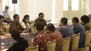Suasana pertemuan Presiden Joko Widodo (Jokowi) dengan Presiden Bank Dunia Jim Yong Kim di Istana Kepresidenan Bogor, Jawa Barat, Rabu (4/7). Pertemuan membahas persiapan Annual Meeting IMF-World Bank di Bali pada Oktober 2018. (Liputan6.com/Angga Yuniar)
