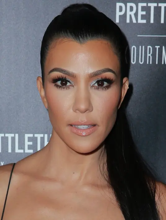 Ekspresi Kourtney Kardashian saat menghadiri peluncuran PrettyLittleThing By Kourtney Kardashian di Los Angeles, California (25/10). Model 38 tahun ini tampil seksi dengan balutan gaun hitam super ketat. (Rich Fury/Getty Images/AFP)