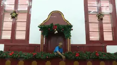 Pekerja merapikan ornamen Natal di Gereja Tugu, Jakarta, Senin (23/12/2019). Sejumlah perlengkapan ibadah telah disiapkan untuk menyambut Natal. (Liputan6.com/Herman Zakharia)