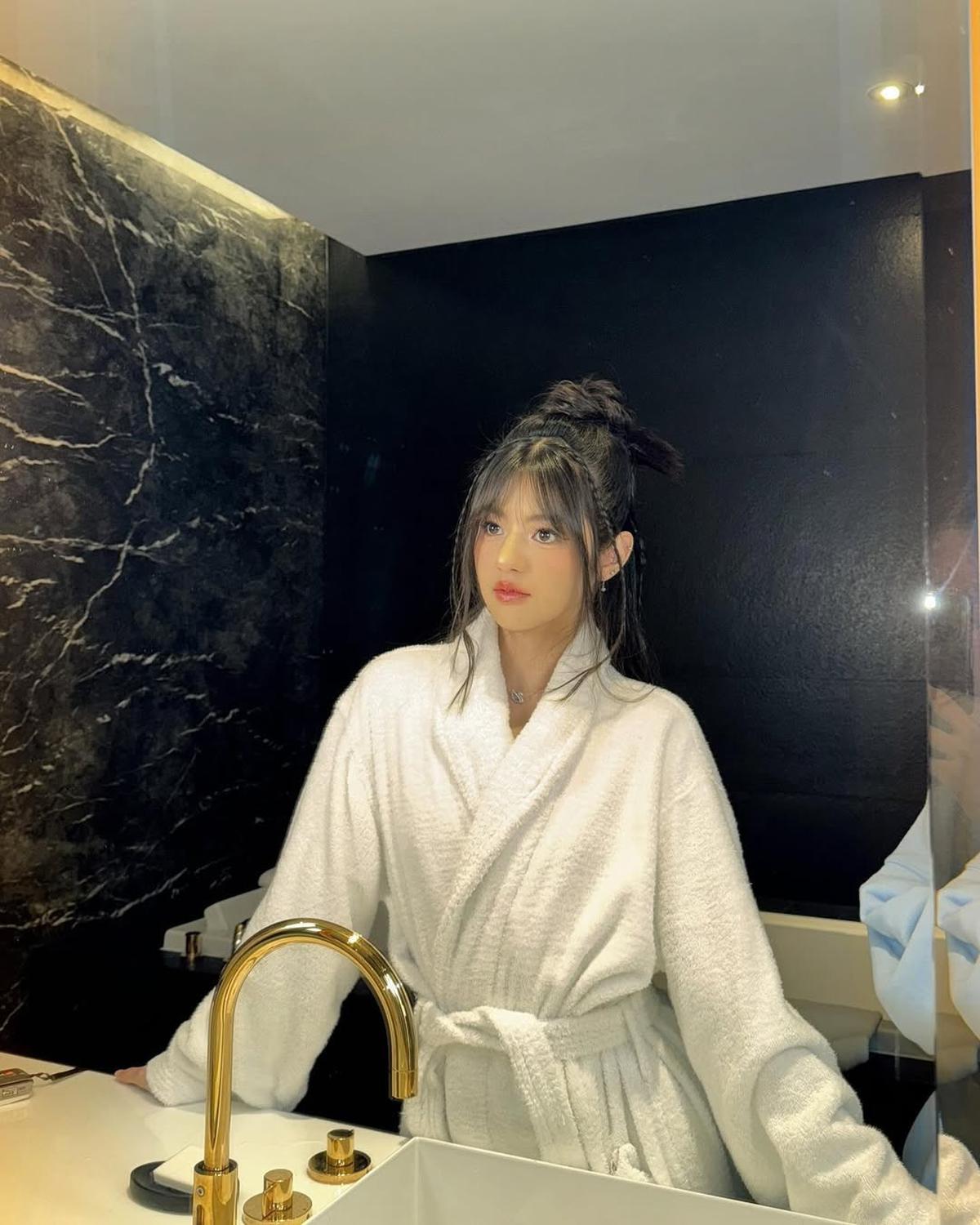 Potret Vonny Felicia YouTuber Cantik dengan Outfit Putih yang Bikin Makin Bening dan Klepek-Klepek