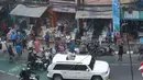 Presiden Prabowo Subianto membagikan kaus kepada warga dari dalam kendaraan Maung saat melintas di Jalan Minangkabau, Jakarta, Rabu (16/9/2026). Aksi tersebut berlangsung setelah Prabowo menyapa warga di sekitar Stasiun LRT Manggarai. (KLY/Budy Santoso)