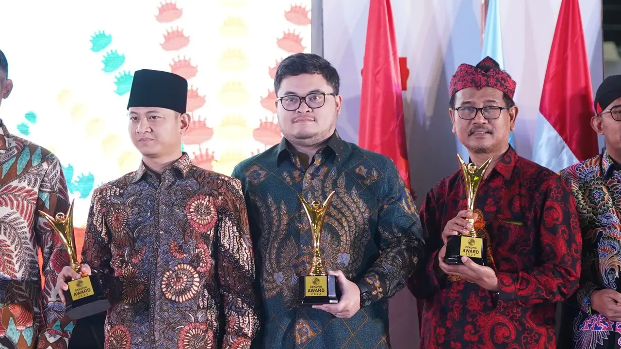 Bupati Kediri Mas Dhito Terima Penghargaan Pembina Koperasi Andalan dari Dekopin