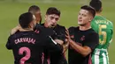 Para pemain Real Madrid merayakan gol yang dicetak oleh Federico Valverde ke gawang Real Betis pada laga La Liga di Stadion Benito Villamarin, Minggu (27/9/2020). Real Madrid menang dengan skor 3-2. (AP Photo/Angel Fernandez)