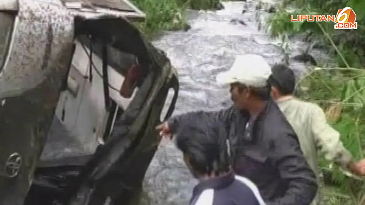 minibus-terjun1311209b.jpg
