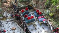 Kecelakaan bus tergelincir dari tebing di daerah pegunungan dekat Kota Kotmale, membawa peziarah Buddha di Sri Lanka. (AFP)