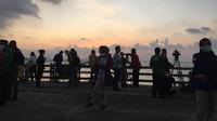 BMKG dan masyarakat memantau fenomena gerhana bulan total di Dermaga Cinta Taman Impian Jaya Ancol. (Liputan6.com/Radityo Priyasmoro)