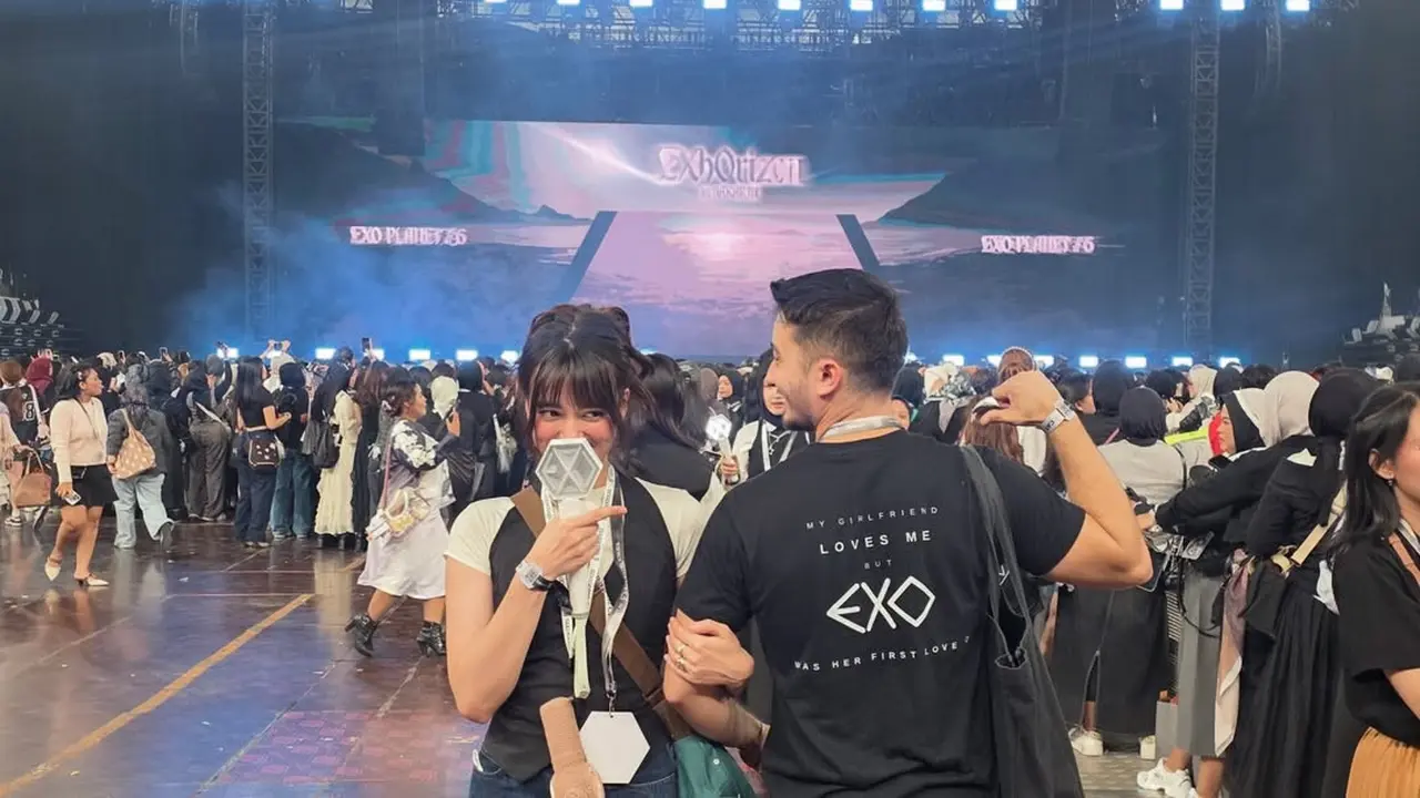 Potret Gemas Bryan Domani Temani Mawar Eva de Jongh Nonton Konser EXO, Pakai Kaus Berisi Tulisan Romantis