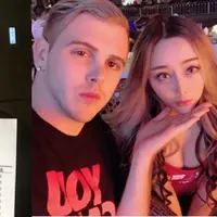 Karena sering banget mengunggah foto yang berbeda, pria ini kini bikin heboh media sosial Tiongkok karena digosipkan terkena Aids. (Foto: Weibo Photo)