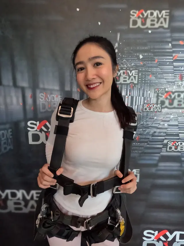 Potret Seru Febby Rastanty Jajal Skydiving di Dubai, Tetap Glowing di Ketinggian