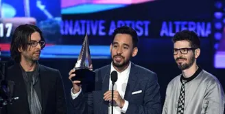 Ajang penghargaan bergengsi untuk para musisi di Amerika kembali dihelat pada tahun 2017 ini. Acara yang bertajuk American Music Awards (AMAs) 2017 ini melahirkan sederet nama musisi sebagai pemenang dalam 28 nominasi. (AFP/Kevin Winter)