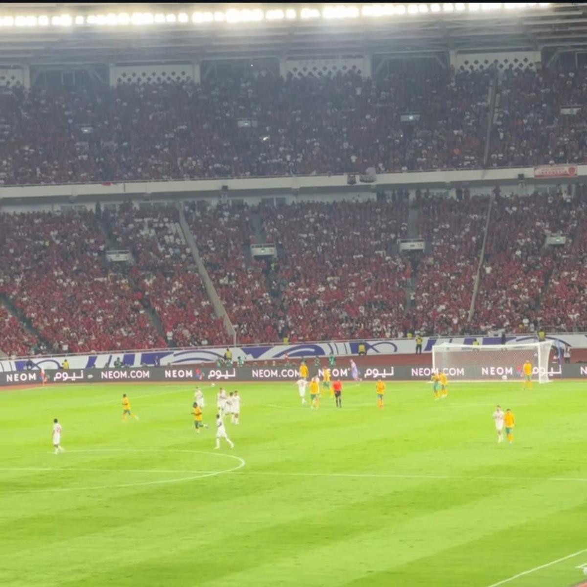Potret Faradilla Yoshi Nonton Langsung Pertandingan Timnas Indonesia vs Australia di Stadion GBK